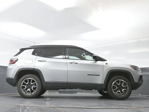 Used 2025 Jeep Compass Trailhawk AWD/4WD image 25