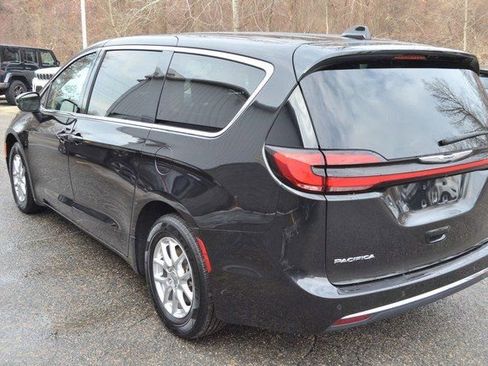 Used 2023 Chrysler Pacifica Touring-L image 6