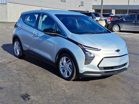 Used 2022 Chevrolet Bolt LT image 2