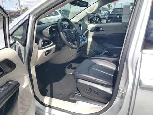 Used 2024 Chrysler Pacifica Touring-L FWD image 10