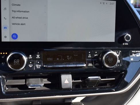 Used 2023 Toyota Highlander Limited image 12