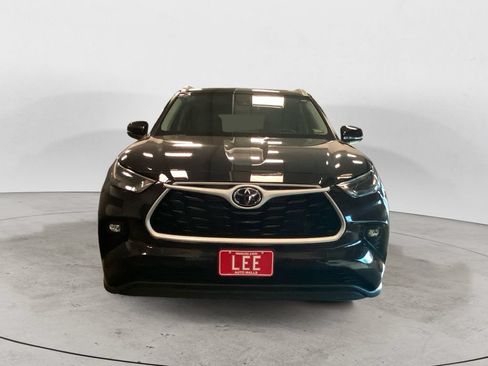 Used 2022 Toyota Highlander XLE AWD/4WD image 8