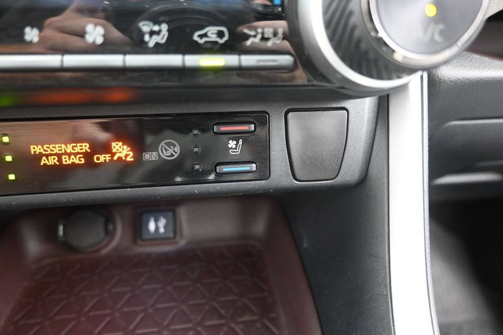 Used 2019 Toyota RAV4 Limited w/ Cold Weather Package AWD/4WD image 33