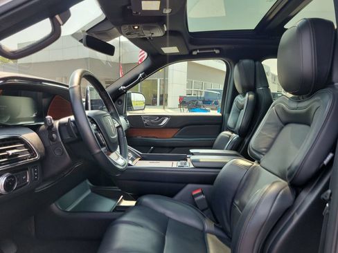 Used 2019 Lincoln Navigator Reserve AWD/4WD image 18
