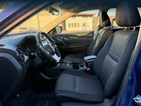 Used 2017 Nissan Rogue SV FWD image 2