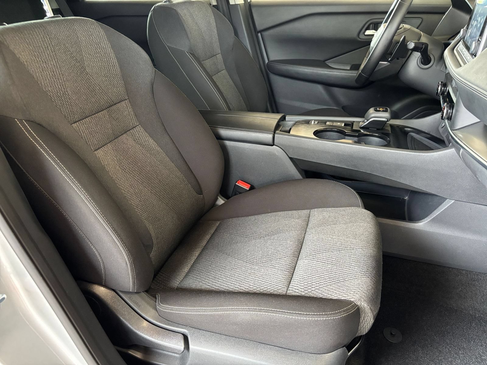 Used 2025 Nissan Rogue SV FWD image 37