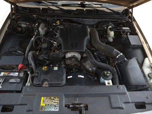 Used 2004 Ford Crown Victoria LX RWD image 37