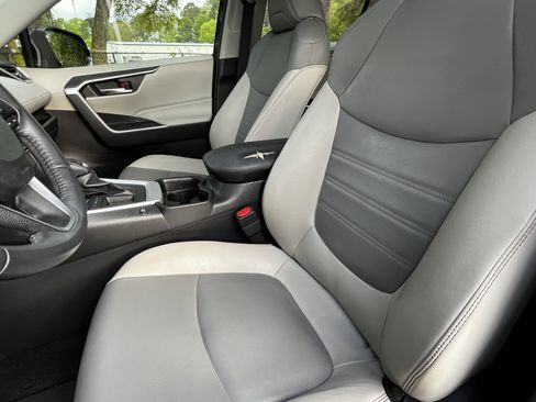 Used 2019 Toyota RAV4 XLE Premium image 17