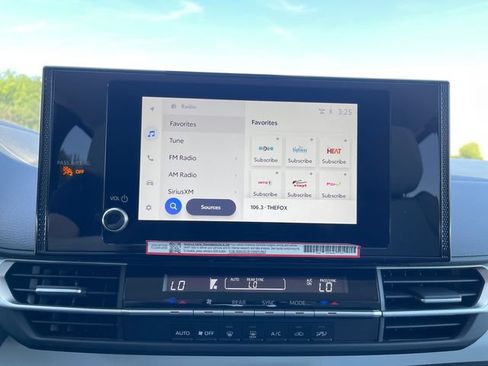 Used 2025 Toyota Sienna LE FWD image 22
