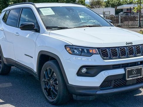 Used 2025 Jeep Compass Latitude w/ Altitude Special Edition AWD/4WD image 4