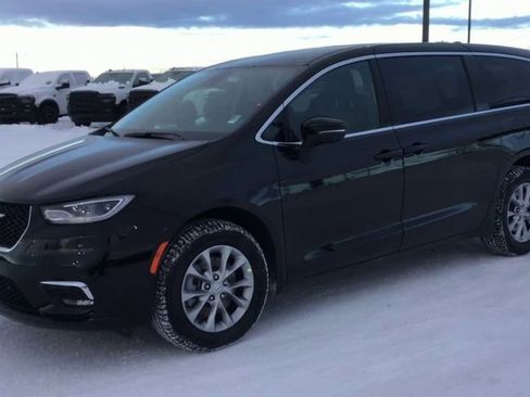 New 2026 Chrysler Pacifica Select image 4