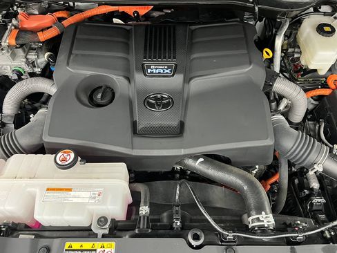 Used 2025 Toyota Tundra Limited AWD/4WD image 14