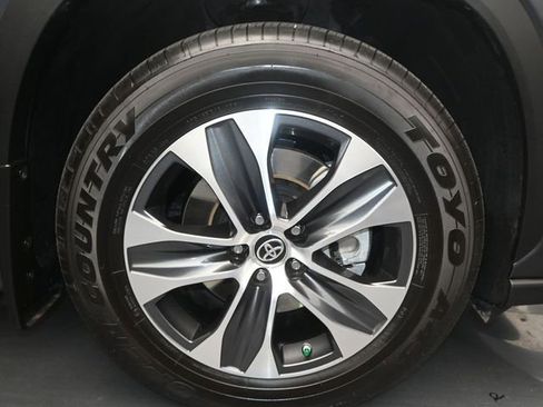 Used 2023 Toyota Highlander XLE AWD/4WD image 21