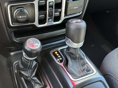 Used 2025 Jeep Wrangler Unlimited Sahara AWD/4WD image 15