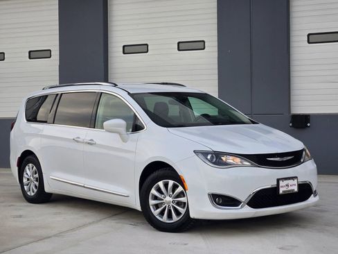 Used 2018 Chrysler Pacifica Touring-L image 1