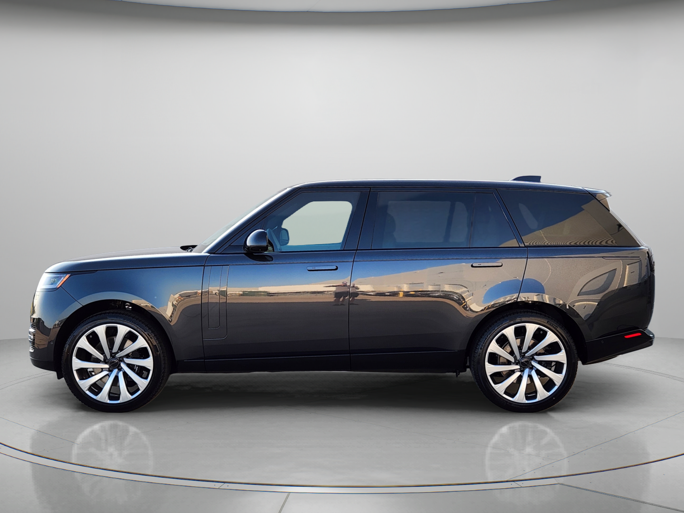 New 2026 Land Rover Range Rover Long Wheelbase SE AWD/4WD image 2