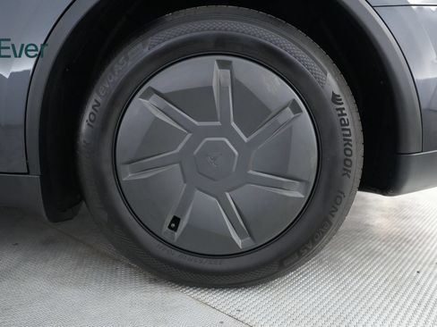 Used 2026 Tesla Model Y Long Range RWD image 9