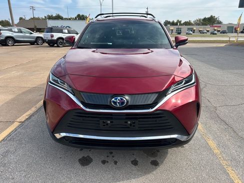 Used 2022 Toyota Venza XLE image 2