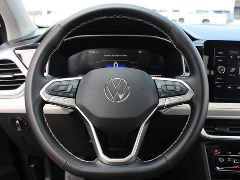 Certified 2025 Volkswagen Taos SE AWD/4WD image 11