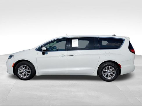 Used 2023 Chrysler Pacifica Touring-L FWD image 2