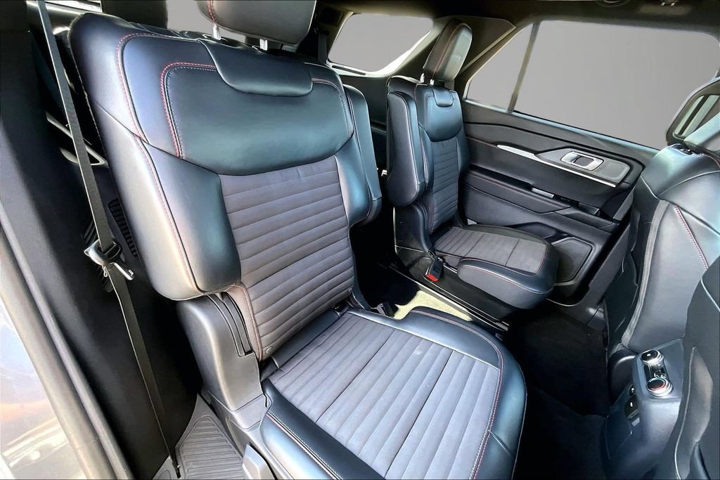 Used 2025 Ford Explorer ST-Line AWD/4WD image 25
