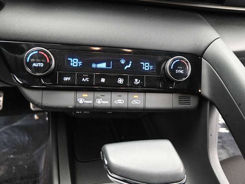 Certified 2025 Hyundai Elantra Sport image 18