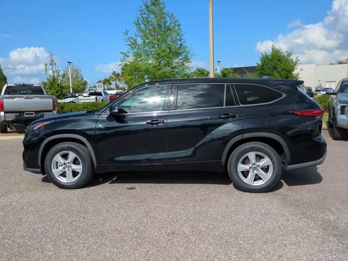 Used 2022 Toyota Highlander LE FWD image 3