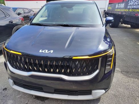 Used 2025 Kia Carnival FWD image 2