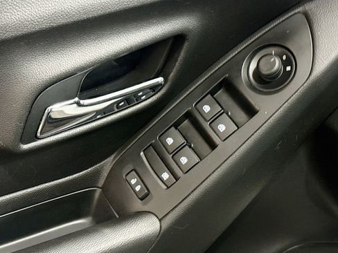 Used 2019 Chevrolet Trax LT w/ LT Convenience Package FWD image 18
