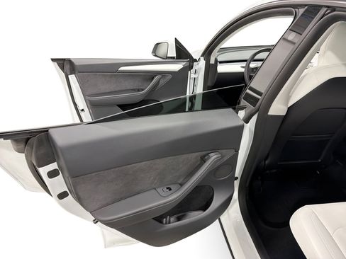 Certified 2023 Tesla Model Y AWD image 10