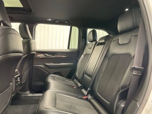 Used 2023 Jeep Grand Cherokee Altitude AWD/4WD image 16
