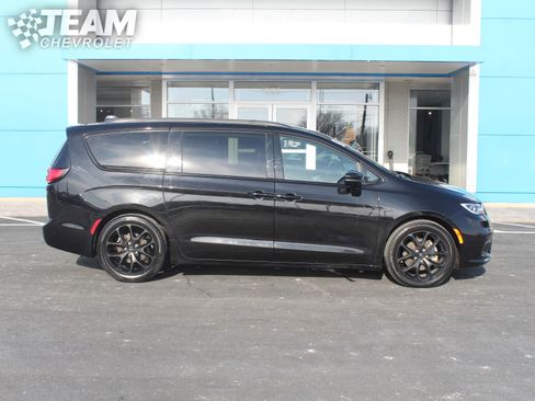 Used 2025 Chrysler Pacifica Limited image 3