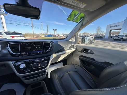 Used 2022 Chrysler Pacifica Touring-L image 20