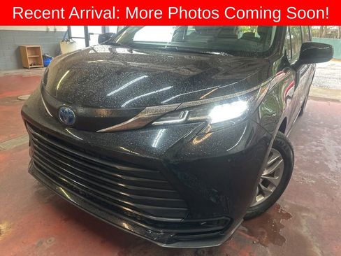 Used 2023 Toyota Sienna LE FWD image 1