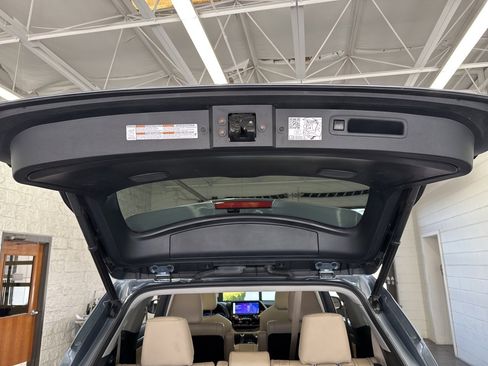 Used 2023 Toyota Highlander Platinum image 11