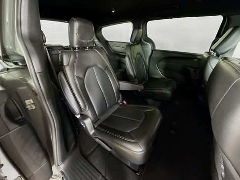 Used 2025 Chrysler Pacifica Select FWD image 35