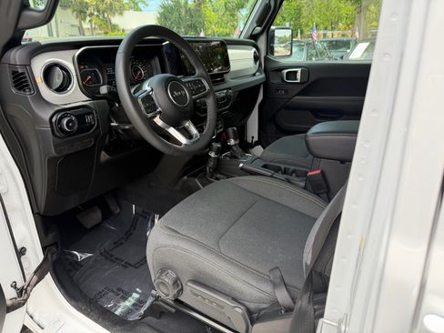 Used 2025 Jeep Wrangler Sahara AWD/4WD image 11
