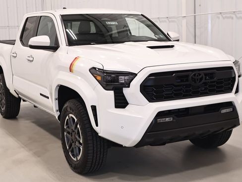 Used 2024 Toyota Tacoma TRD Sport w/ TRD Sport Upgrade Package AWD/4WD image 3