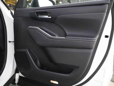 Used 2023 Toyota Highlander Bronze Edition image 9