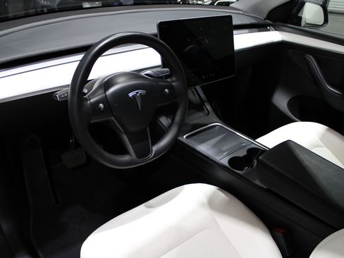 Used 2024 Tesla Model Y 2WD image 22