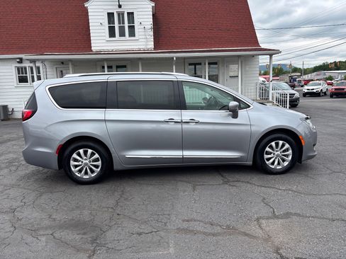 Used 2019 Chrysler Pacifica Touring-L FWD image 8