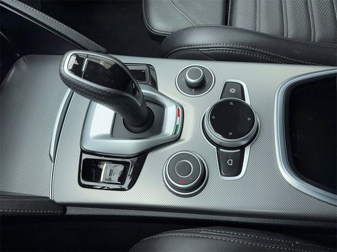 Used 2022 Alfa Romeo Stelvio Veloce image 32