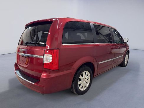 Used 2016 Chrysler Town & Country Touring image 6