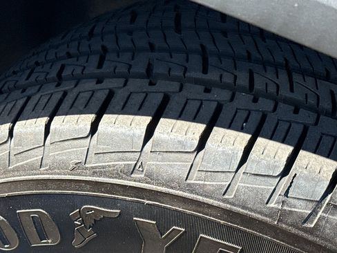 Certified 2023 GMC Acadia SLT w/ Preferred Package image 11