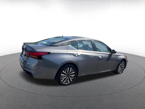 Used 2025 Nissan Altima 2.5 SV FWD image 14