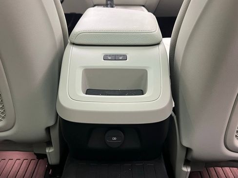 Used 2022 Volvo V60 T5 Cross Country image 9