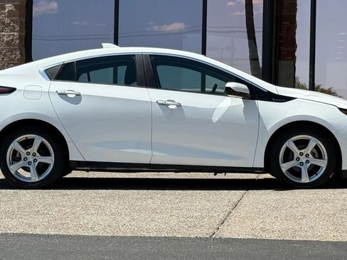 Used 2017 Chevrolet Volt LT w/ Comfort Package FWD image 16