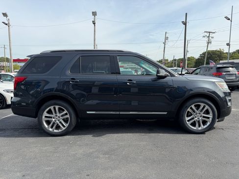 Used 2017 Ford Explorer XLT w/ Equipment Group 202A image 4