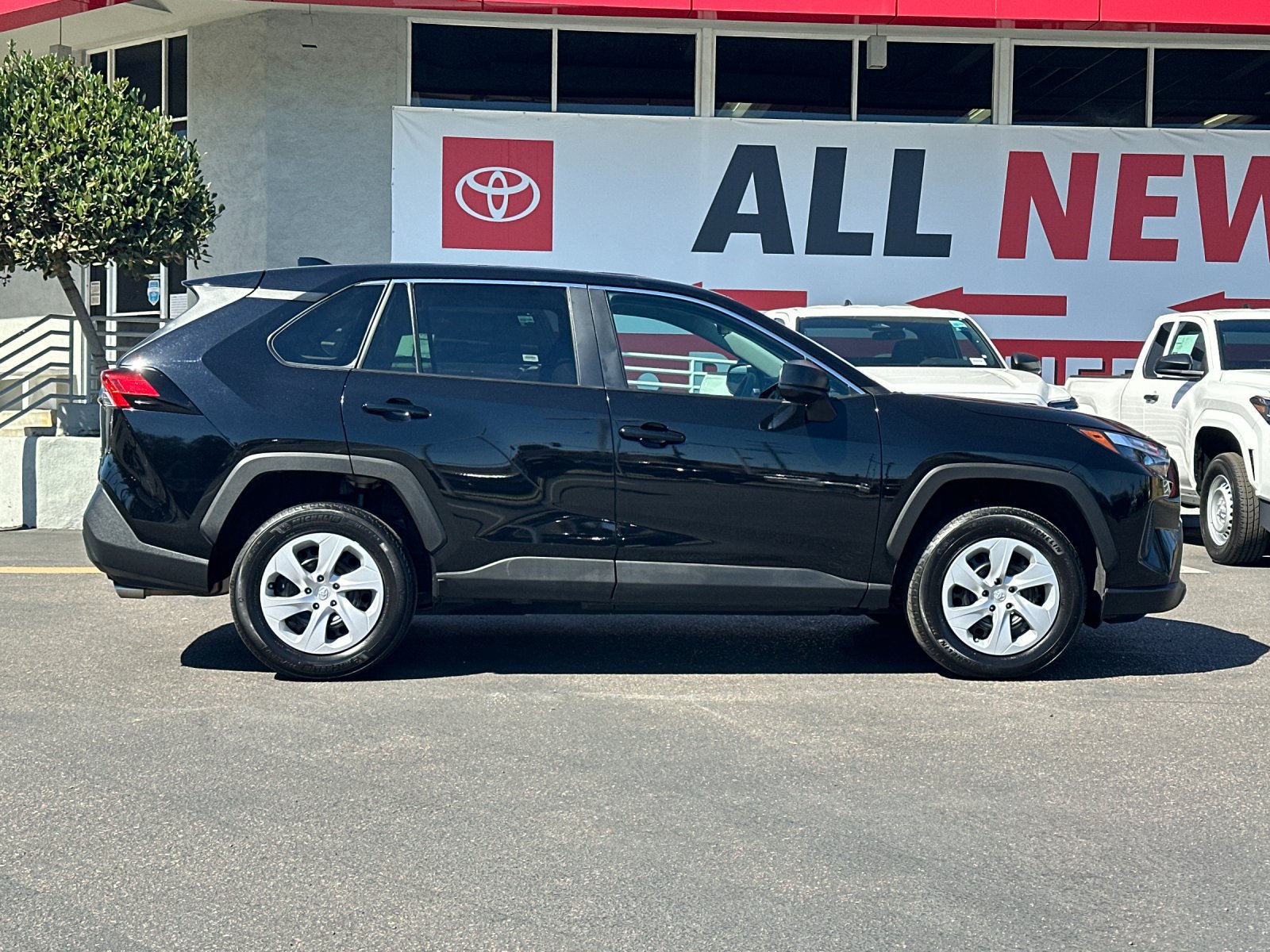 Used 2025 Toyota RAV4 LE AWD/4WD image 6