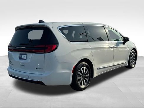 Used 2023 Chrysler Pacifica Limited FWD image 5